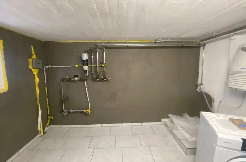 Afgedichte kelder met nieuw afgewerkte wanden