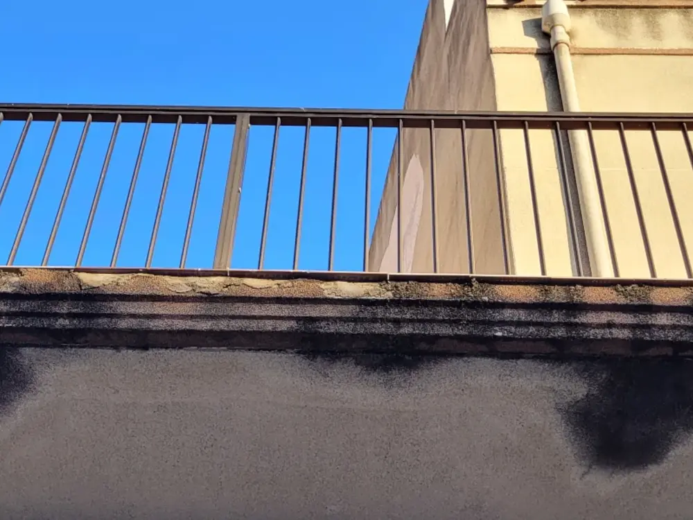 Balkon met vochtschade aan de onderzijde